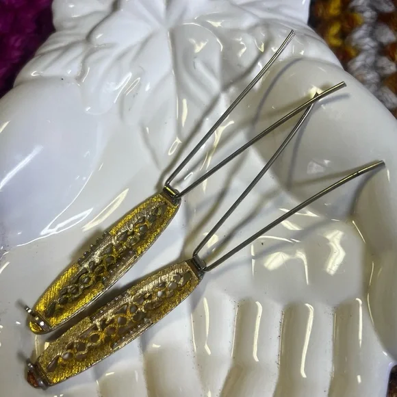 Pair of Vintage Golden Hair Clips with Intricate Design - Picture 12 of 13